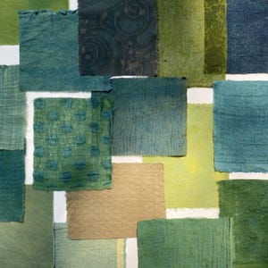 Könnte beinhalten: Eine Anordnung von Stoffmustern in Grün- und Blautönen, vor einem weißen Hintergrund. Die Stoffe variieren in Textur und Muster, darunter unifarbene Stoffe, strukturierte Gewebe und gepunktete Designs. Die Farbpalette reicht von Türkis bis Olivgrün.