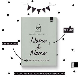 Puede incluir: Un libro verde y blanco con el texto "PROJEKT TRAUMHAUS" y "Name & Name" en negro. El libro también incluye las coordenadas "N 51° 16' 14.628" E 6° 23' 19.788". El texto "BAUTAGEBUCH MIT NAMEN PERSONALISIERT" está en la parte inferior del libro.
