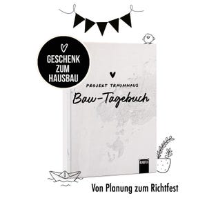 Könnte beinhalten: Ein weißes Hardcover-Notizbuch mit dem Titel Projekt Traumhaus Bau-Tagebuch und einem schwarzen runden Aufkleber mit der Aufschrift GESCHENK ZUM HAUSBAU. Das Cover zeigt eine dezente graue Textur, ein Herzsymbol und den Text Von Planung zum Richtfest.