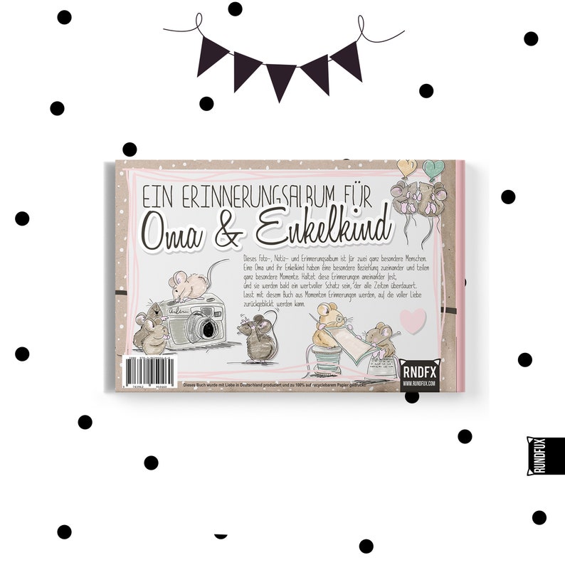 以下が含まれることがあります： 「EIN ERINNERUNGSALBUM F&Uuml;R Oma & Enkelkind」のテキストが入った思い出アルバム。カメラ、風船、裁縫道具を持ったネズミのイラストが特徴です。アルバムはピンクとベージュの表紙で、黒い水玉模様があります。