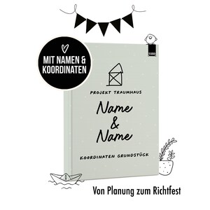 May include: A light green book with white polka dots featuring a black line drawing of a house, the text PROJEKT TRAUMHAUS, Name & Name, and KOORDINATEN GRUNDSTÜCK. A black circle with the text MIT NAMEN & KOORDINATEN is at the top left.