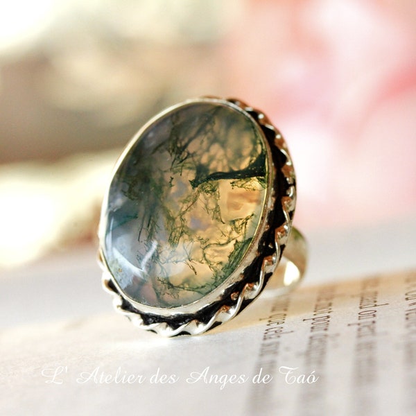 Ring size 57 Moss agate or 8US, gives energy, confidence and enhances courage.