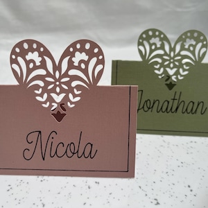 Cartão de lugar manuscrito com design de coração para casamento