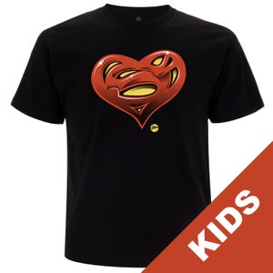 Pode incluir: Camiseta preta com um design de coração vermelho estilizado e detalhes amarelos. O coração tem uma aparência texturizada. Uma faixa vermelha no canto inferior direito exibe a palavra "KIDS".