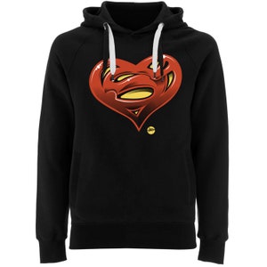 Pode incluir: Camisola de capuz preta com um logotipo do Superman vermelho e amarelo em forma de coração.
