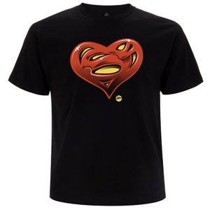 Pode incluir: Camiseta preta com um logotipo do Superman em forma de coração vermelho e amarelo.