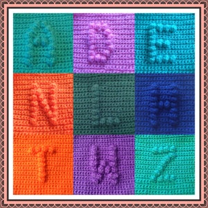 Patrón escrito - Cuadrados de crochet con diagrama de puntos de pompones, alfabeto completo