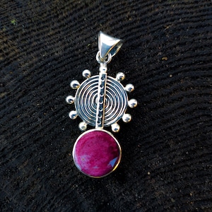 Ciondolo in argento peruviano intricato realizzato a mano: argento 950 con intarsio di Spondylus viola / Design del pendente ispirato alla cultura Inca
