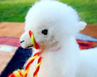 Handgemaakte alpaca knuffel: pluizige witte lama, Peruaanse charme