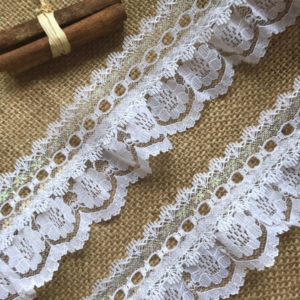 Jolie bordure en dentelle froncée blanche avec fente pour ruban à oeillets irisé 6,5 cm/2,5 po. par The Lace Co.