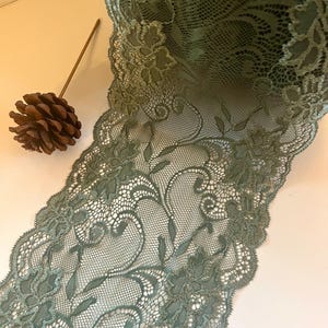 The Lace Co. Salbeigrünes Stretch-Spitzenband 17,5 cm breit