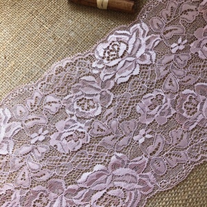 Koronka falista w kolorze przydymionego różu firmy The Lace Co. o szerokości 17 cm/6,75 cala.