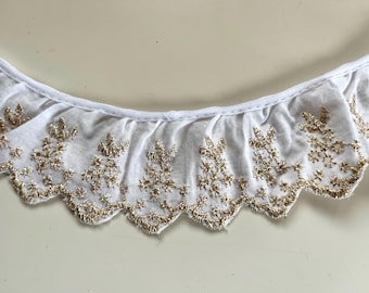 The Lace Co. Wit/gouden geborduurde kant broderie anglaise verzamelde rand 5 cm/2"