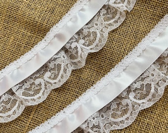 The Lace Co. Prachtig wit 3-laags geplooid kant met satijnen lint 7 cm/2,75"