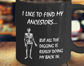 TAZA DE REGALO DE GENEALOGÍA Regalo de historia familiar Regalo de genealogía Raíces familiares Me gusta encontrar a mis antepasados Genealogista Dicho divertido Taza negra Presente