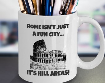 Taza de recuerdo de Roma, recuerdo de la ciudad de Roma, taza divertida, regalo de taza con mensaje divertido, Roma Italia: Roma no es solo una ciudad divertida... ¡Son zonas montañosas!