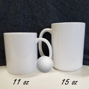 Puede incluir: Dos tazas de cer&aacute;mica blanca con asas. La taza de la izquierda es de 11 onzas y la taza de la derecha es de 15 onzas.