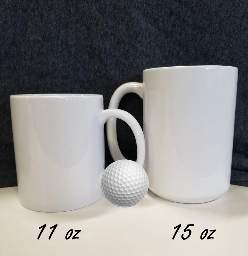 Puede incluir: Dos tazas de cer&aacute;mica blanca con asas. La taza de la izquierda es de 11 onzas y la taza de la derecha es de 15 onzas.