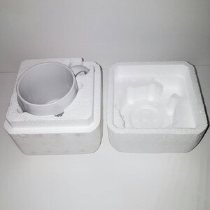 Puede incluir: Una taza de cer&aacute;mica blanca con asa, empaquetada en una caja de poliestireno blanco con un inserto de poliestireno blanco separado.
