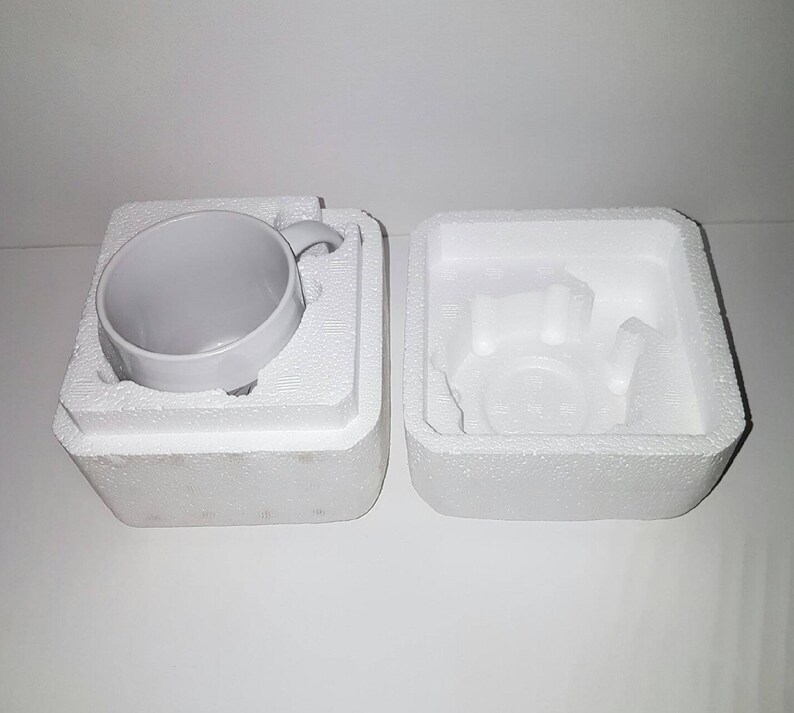 Puede incluir: Una taza de cer&aacute;mica blanca con asa, empaquetada en una caja de poliestireno blanco con un inserto de poliestireno blanco separado.