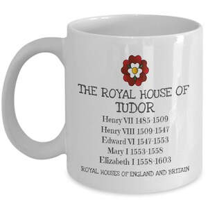 K&ouml;nnte beinhalten: Eine wei&szlig;e Keramiktasse mit einem roten Tudor-Rosen-Design. Die Tasse zeigt den Text "The Royal House of Tudor" und listet die Monarchen der Tudor-Dynastie mit ihren Regierungszeiten auf.