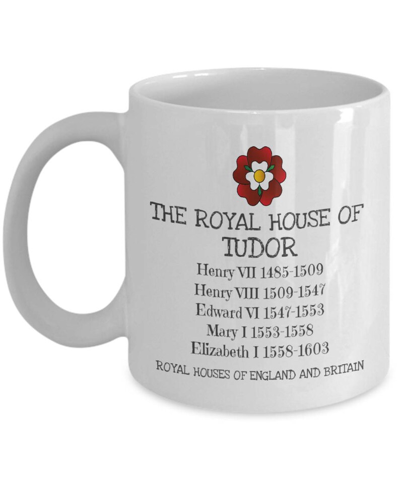 K&ouml;nnte beinhalten: Eine wei&szlig;e Keramiktasse mit einem roten Tudor-Rosen-Design. Die Tasse zeigt den Text "The Royal House of Tudor" und listet die Monarchen der Tudor-Dynastie mit ihren Regierungszeiten auf.