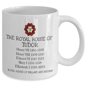 K&ouml;nnte beinhalten: Eine wei&szlig;e Keramiktasse mit einer roten Tudorrose und schwarzem Text, der "The Royal House of Tudor" lautet und die Monarchen der Tudor-Dynastie mit ihren Regierungszeiten auflistet.