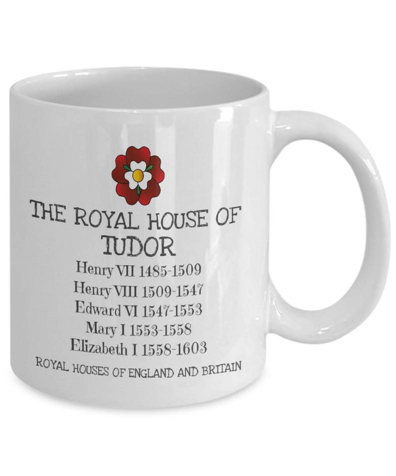 K&ouml;nnte beinhalten: Eine wei&szlig;e Keramiktasse mit einer roten Tudorrose und schwarzem Text, der "The Royal House of Tudor" lautet und die Monarchen der Tudor-Dynastie mit ihren Regierungszeiten auflistet.