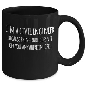 Puede incluir: Taza de caf&eacute; negra con texto blanco que dice "Soy ingeniero civil porque ser grosero no te lleva a ning&uacute;n lado en la vida."