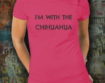 Chihuahua Camisa - un regalo para las mujeres amantes de los perros (Estoy con el Chihuahua, camiseta de mujer con estampado negro)
