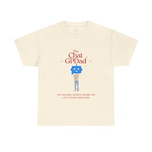 Könnte beinhalten: Ein beiges T-Shirt mit einer blauen und weißen Robotergrafik und dem Text "The Chat GPDad" in Rot. Der Text unter der Grafik lautet "The original search engine for life's tough questions."