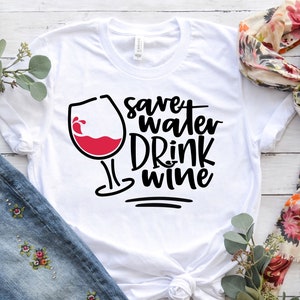 ワイン svg、面白いママ SVG、面白い svg、皮肉な svg、ママ svg、面白い格言 svg、飲酒 svg、水を節約してワインを飲む svg デザイン