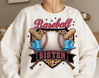 Peut inclure: Sweat-shirt blanc avec un motif sur le thème du baseball. Le motif représente un ballon de baseball, deux batte de baseball croisées et un bouclier à imprimé léopard avec le texte "Baseball Sister".