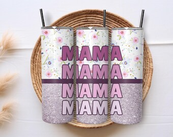 Może przedstawiać: Trzy kubki ze stali nierdzewnej z kwiatowym wzorem i słowem "MAMA" powtórzonym cztery razy w różowym gradiencie. Kubki stoją na plecionym słomianym dywaniku.