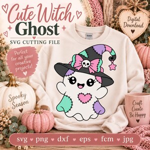 Può includere: Una felpa girocollo beige con la grafica di un fantasma bianco che indossa un cappello da strega nero, viola e turchese con un fiocco rosa e un teschio. Il fantasma ha occhi grandi, una bocca sorridente e un cuore rosa sul petto.