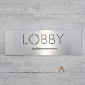 Foyer mit Pfeil. Pfeil Zeichen. Richtungs-Lobby-Schild. Hinweisschilder für Geschäft. Wegweiser Schild.