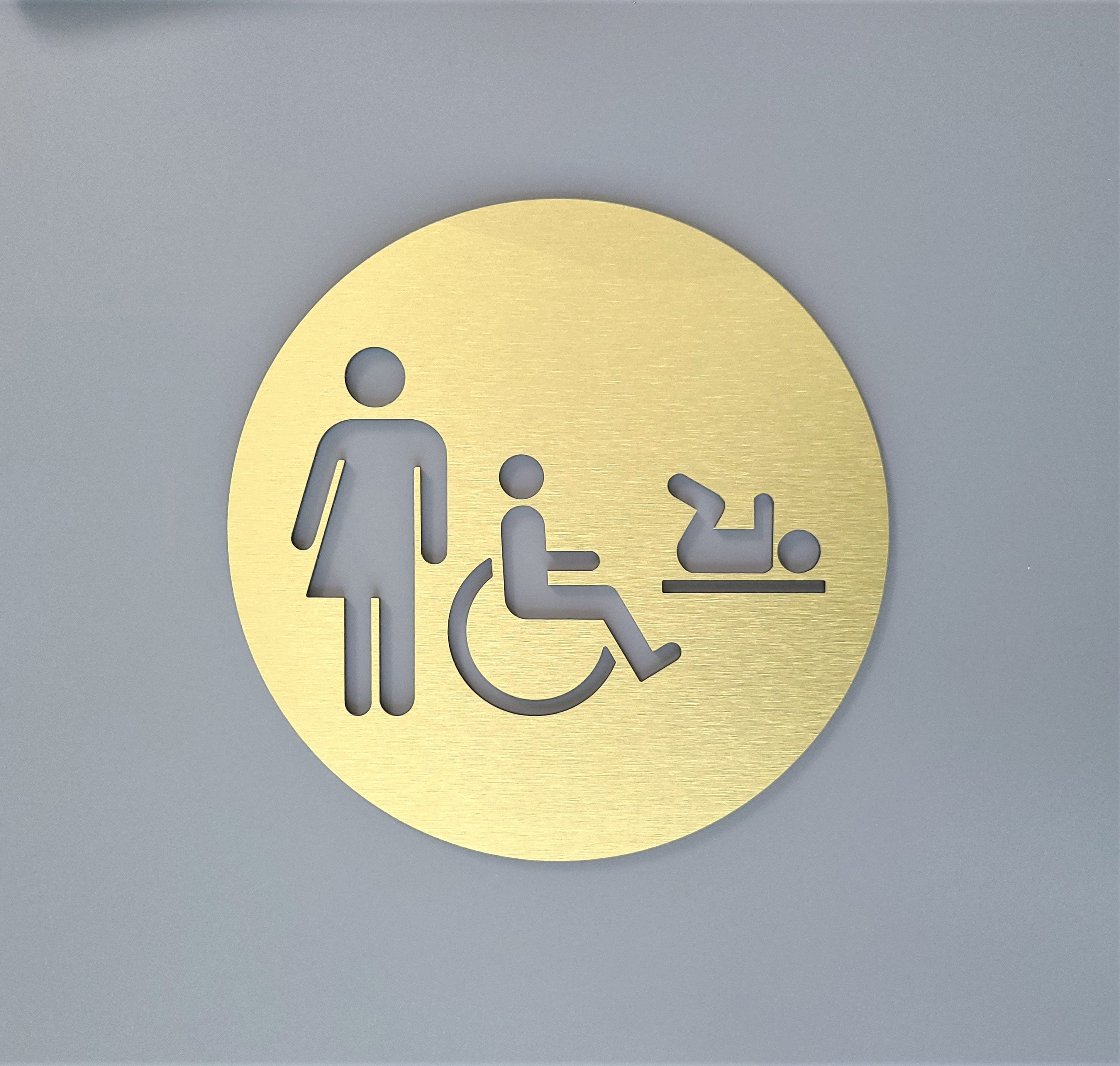 Cartel del baño familiar. Baño accesible para discapacitados con cambiador  de bebés. Todo el letrero de baño de género. Inodoro unisex familiar. WC. -   México