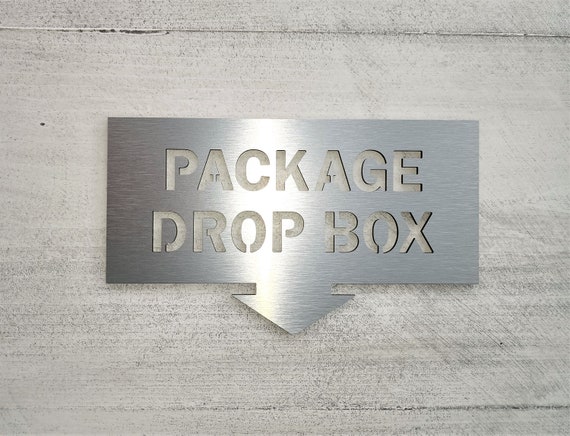 Package drop box sign with arrow. Please leave packages in the box sign. Sign for delivery box. Deliveries drop off sign. Outdoor.