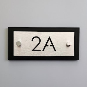 Hotelzimmernummern. Moderne Wohnungszahlen. Türnummer-Plakette.