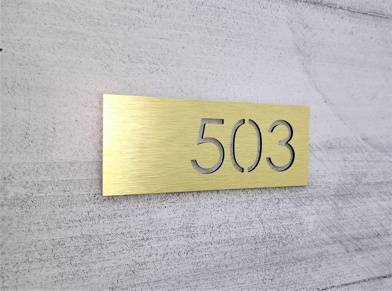 Signo de número personalizado. Placa con el número del apartamento. Números de habitaciones de hotel. Placa de dirección de aluminio. Números de casas modernas. Brushed gold