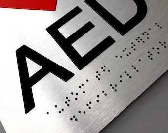 Fügen Sie Grad 2 Braille-Schrift zu jedem unserer Textschilder hinzu. Schilder in Blindenschrift. ADA Zeichen.