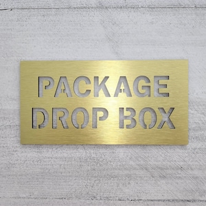 Placa de caixa de depósito de pacotes. Por favor, deixe os pacotes na caixa. Placa para caixa de entrega. Placa de depósito de pacotes e entregas. Ao ar livre.