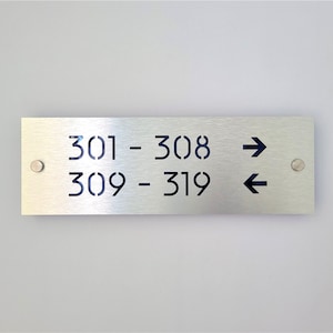Personalisierbares Richtungsschild. Wegweiser für Büro und Geschäft. Hotelzimmer Wegweiser. Pfeilzeichen.