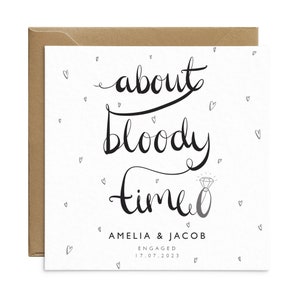 K&ouml;nnte beinhalten: Wei&szlig;e Verlobungskarte mit dem Schriftzug "about bloody time" in schwarzer Schrift. Die Karte zeigt eine Diamantring-Illustration und kleine Herz-Doodles. Die Namen Amelia & Jacob und das Verlobungsdatum sind ebenfalls aufgedruckt.