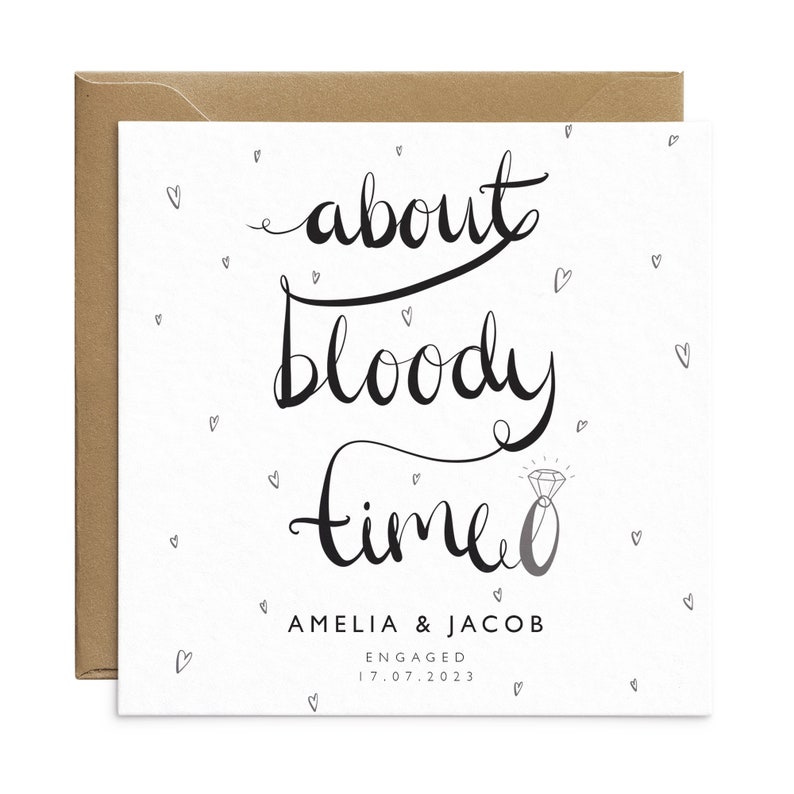 K&ouml;nnte beinhalten: Wei&szlig;e Verlobungskarte mit dem Schriftzug "about bloody time" in schwarzer Schrift. Die Karte zeigt eine Diamantring-Illustration und kleine Herz-Doodles. Die Namen Amelia & Jacob und das Verlobungsdatum sind ebenfalls aufgedruckt.