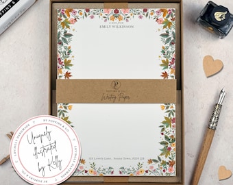 以下が含まれることがあります： 花柄の縁取りが施された白い便箋が入った文房具セット。装飾的な箱に入っています。「Uniquely Illustrated by Kelly」と書かれたステッカー、ペン、インクが含まれています。便箋には名前が記載されています。