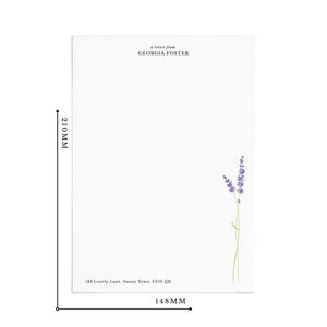 以下が含まれることがあります： 白い便箋、21cm x 14.8cm。上部に「a letter from GEORGIA FOSTER」の文字、下部に住所が記載されています。右側にはラベンダーの小枝があります。手紙を書くための紙です。