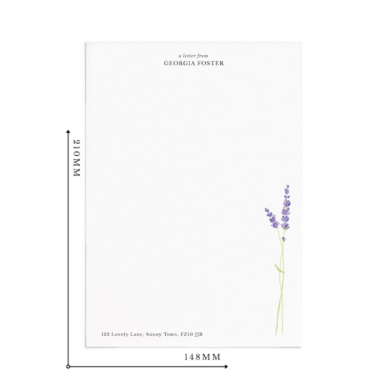 以下が含まれることがあります： 白い便箋、21cm x 14.8cm。上部に「a letter from GEORGIA FOSTER」の文字、下部に住所が記載されています。右側にはラベンダーの小枝があります。手紙を書くための紙です。