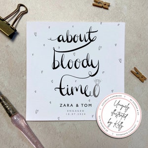 K&ouml;nnte beinhalten: Eine wei&szlig;e Verlobungskarte mit dem Schriftzug "about bloody time" in schwarzer Schrift. Die Karte enth&auml;lt die Namen "ZARA & TOM", das Datum "10.07.2024" und eine Diamantring-Illustration. Kleine Herz-Doodles sind verstreut.