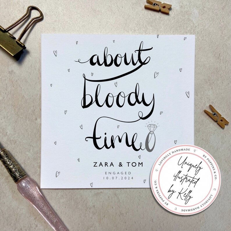 K&ouml;nnte beinhalten: Eine wei&szlig;e Verlobungskarte mit dem Schriftzug "about bloody time" in schwarzer Schrift. Die Karte enth&auml;lt die Namen "ZARA & TOM", das Datum "10.07.2024" und eine Diamantring-Illustration. Kleine Herz-Doodles sind verstreut.